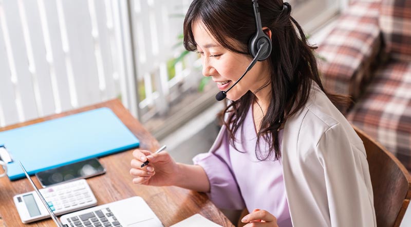 オンライン受講する女性